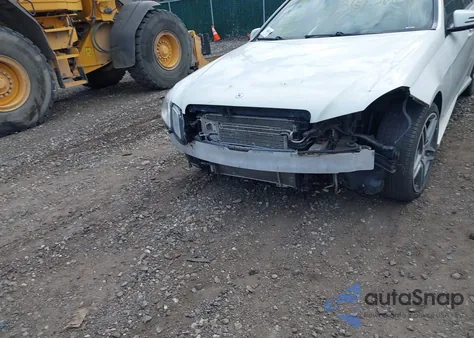 2010 Mercedes-Benz E 550 4Matic z USA, uszkodzony, nr VIN WDDHF9AB5AA147065